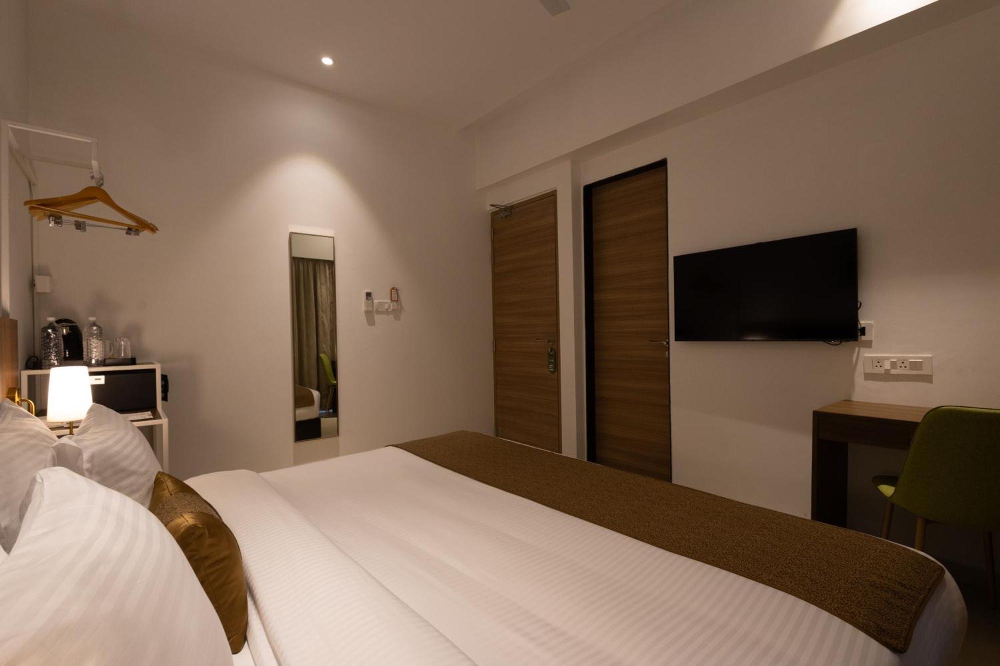 Freesia Residency By Express Inn - Nova Bombaim Exterior foto